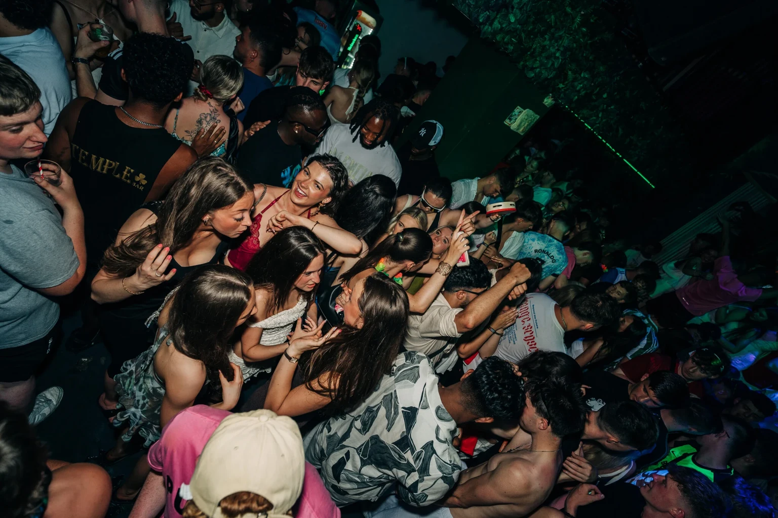 Crowd going wild at Club Tropicana Albufeira, packed dancefloor vibes and non-stop party energy till sunrise.