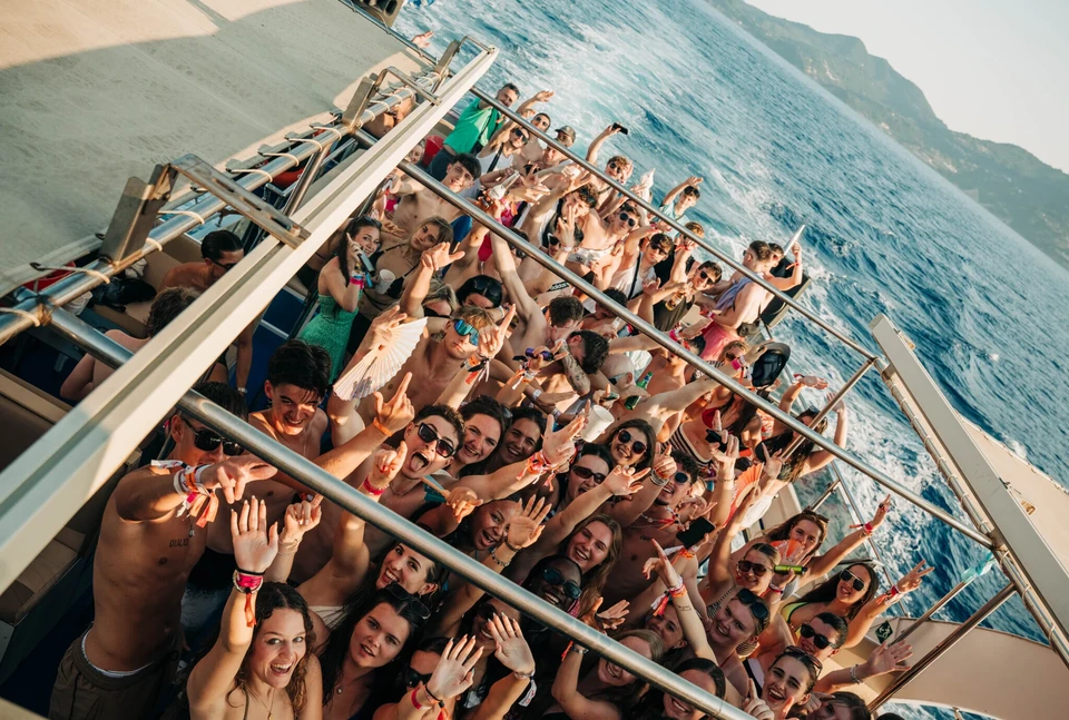 Group photo on pukka up boat party zante