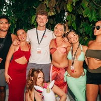 Lads and girls posing in Barcelona with two Party Hard Travel reps, all set for a huge day of sun, drinks and party vibes.