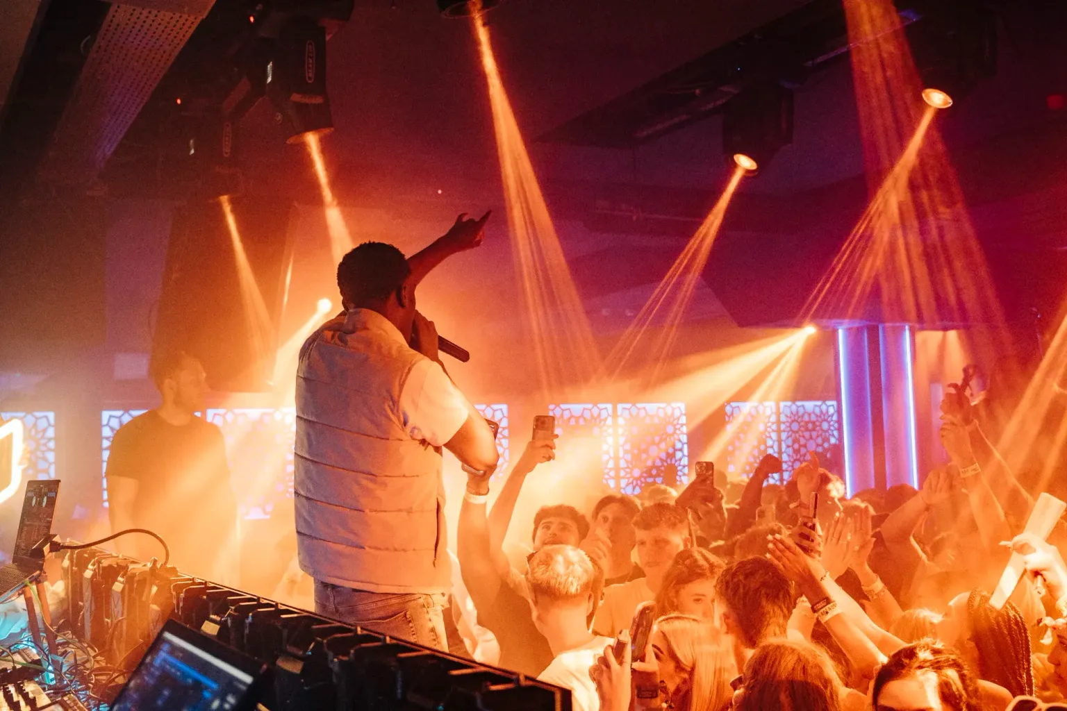 Agenda White Party