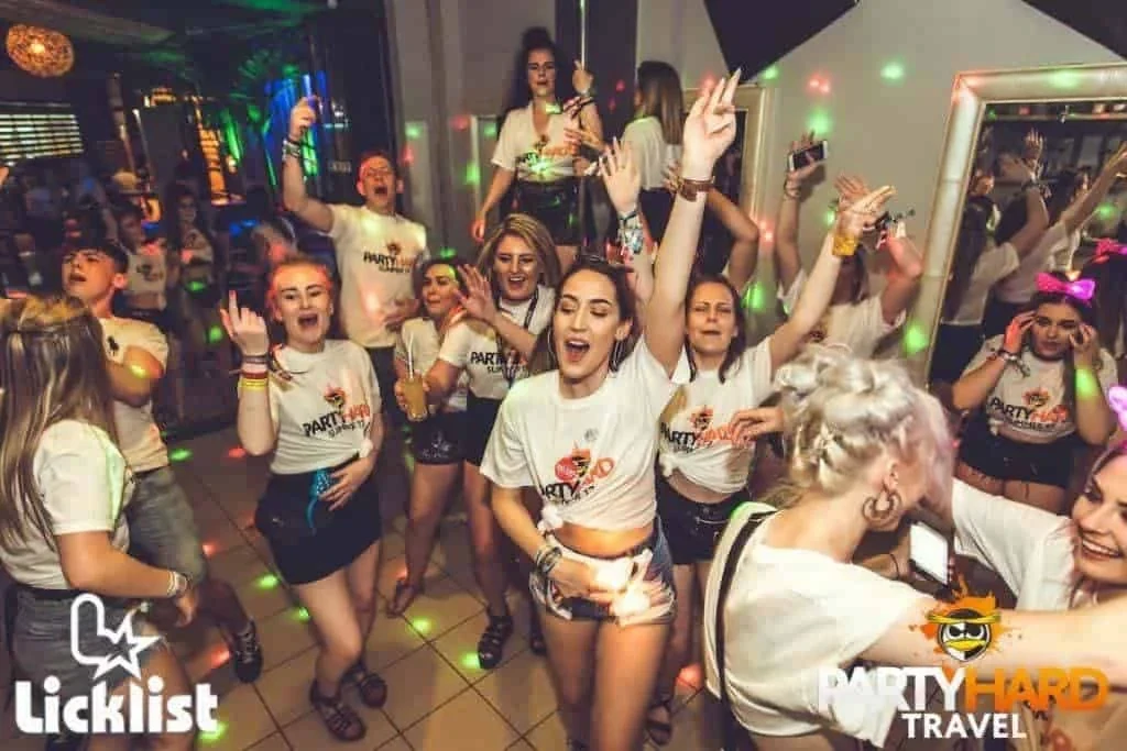 malia-party-hard-bar-crawl
