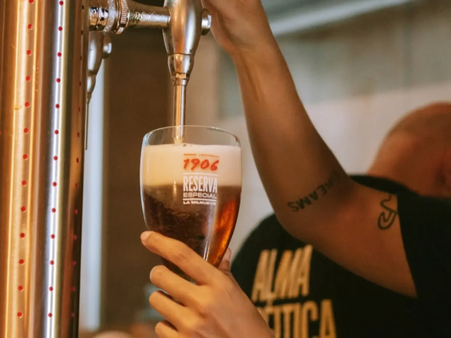 street bar the italian burger ibiza image of man with tattoos pouring a pint